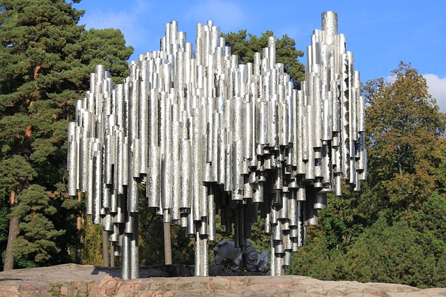 Sibeliuksen monumentti sijaitsee Helsingissä