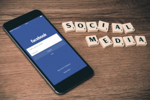 Sosiaalinen media on suosittu tapaa pitää yhteyttä.