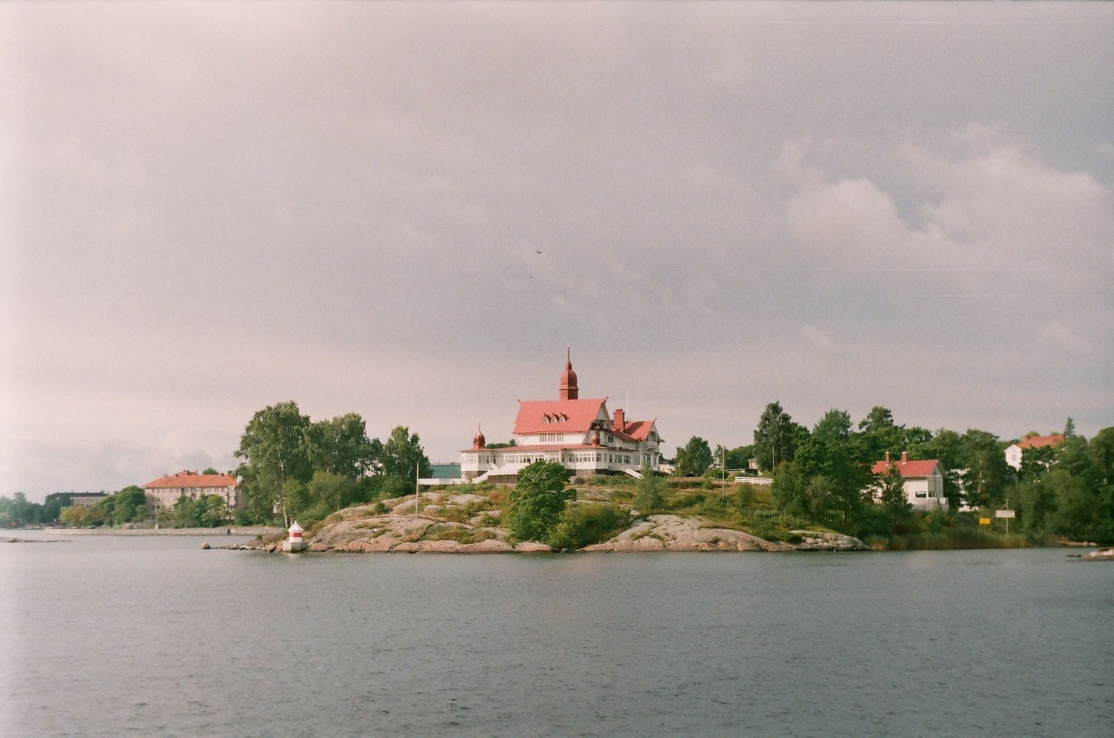 Hangon rantaa ja rakennuksia meren takaa kuvattuna