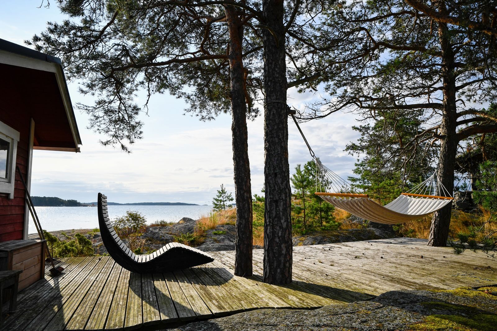 Rantamökin terassi ja riippumatto meren äärellä