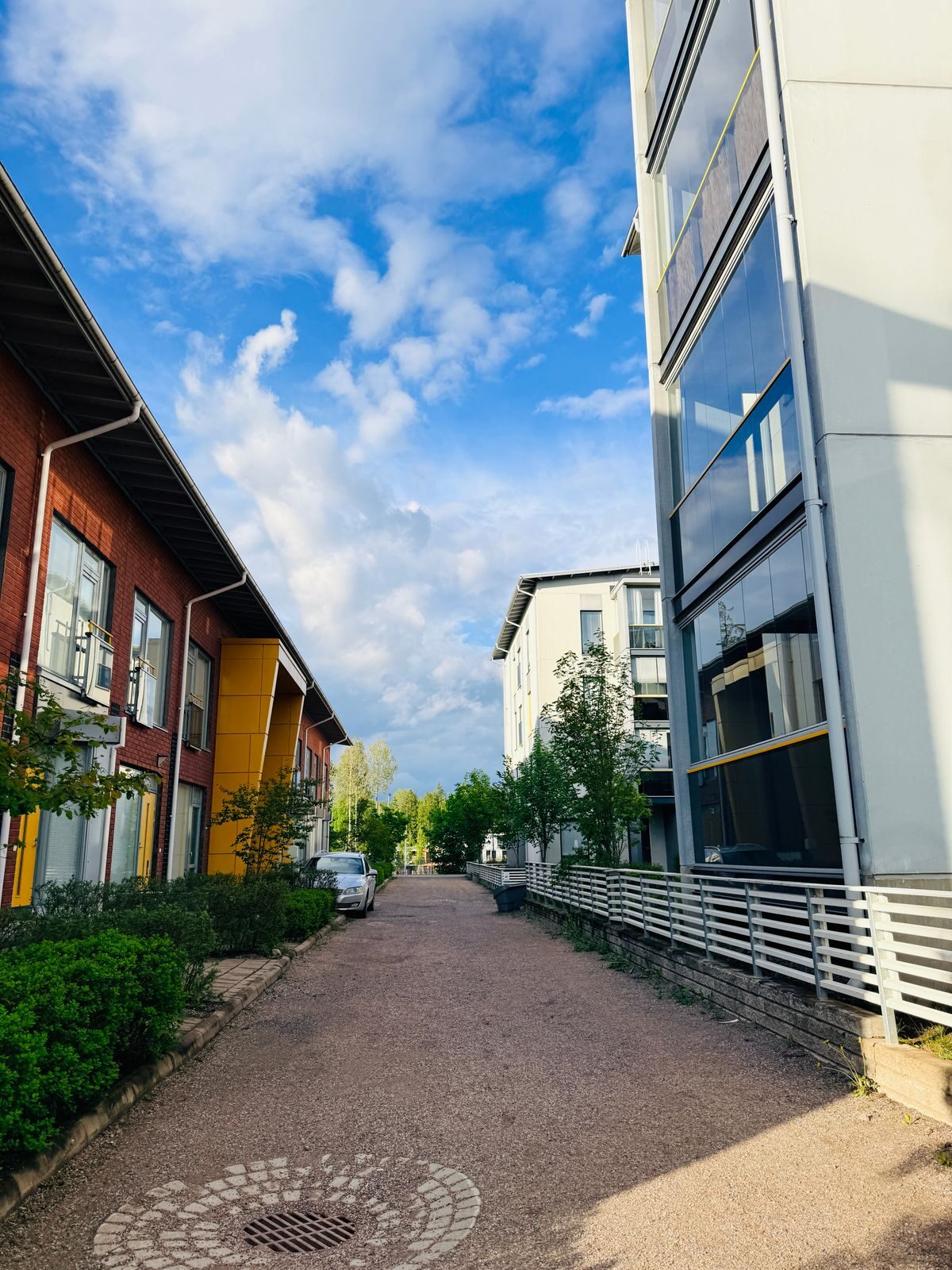 Asuinrakennusten reunustama katu aurinkoisena päivänä