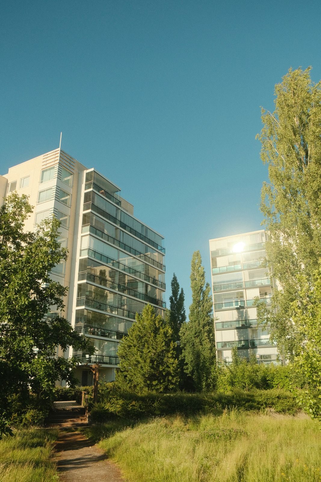 Kerrostaloja ja puita aurinkoisena päivänä Lahdessa