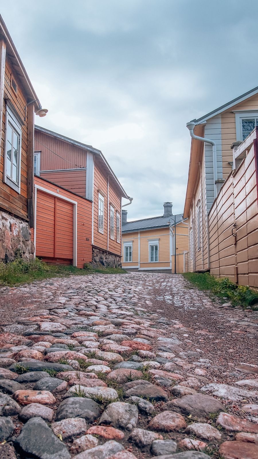 Mukulakivikatu suomalaisten puutalojen välissä
