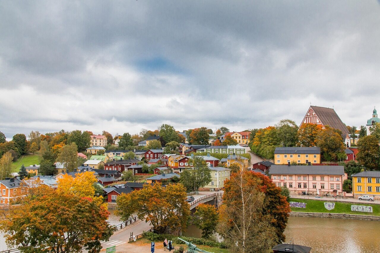 Porvoon vanhankaupungin taloja ja jokimaisema syksyllä