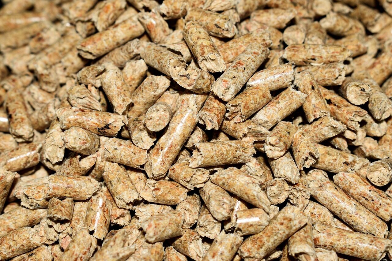 Lähikuva puupelleteistä lämmityksen polttoaineena.